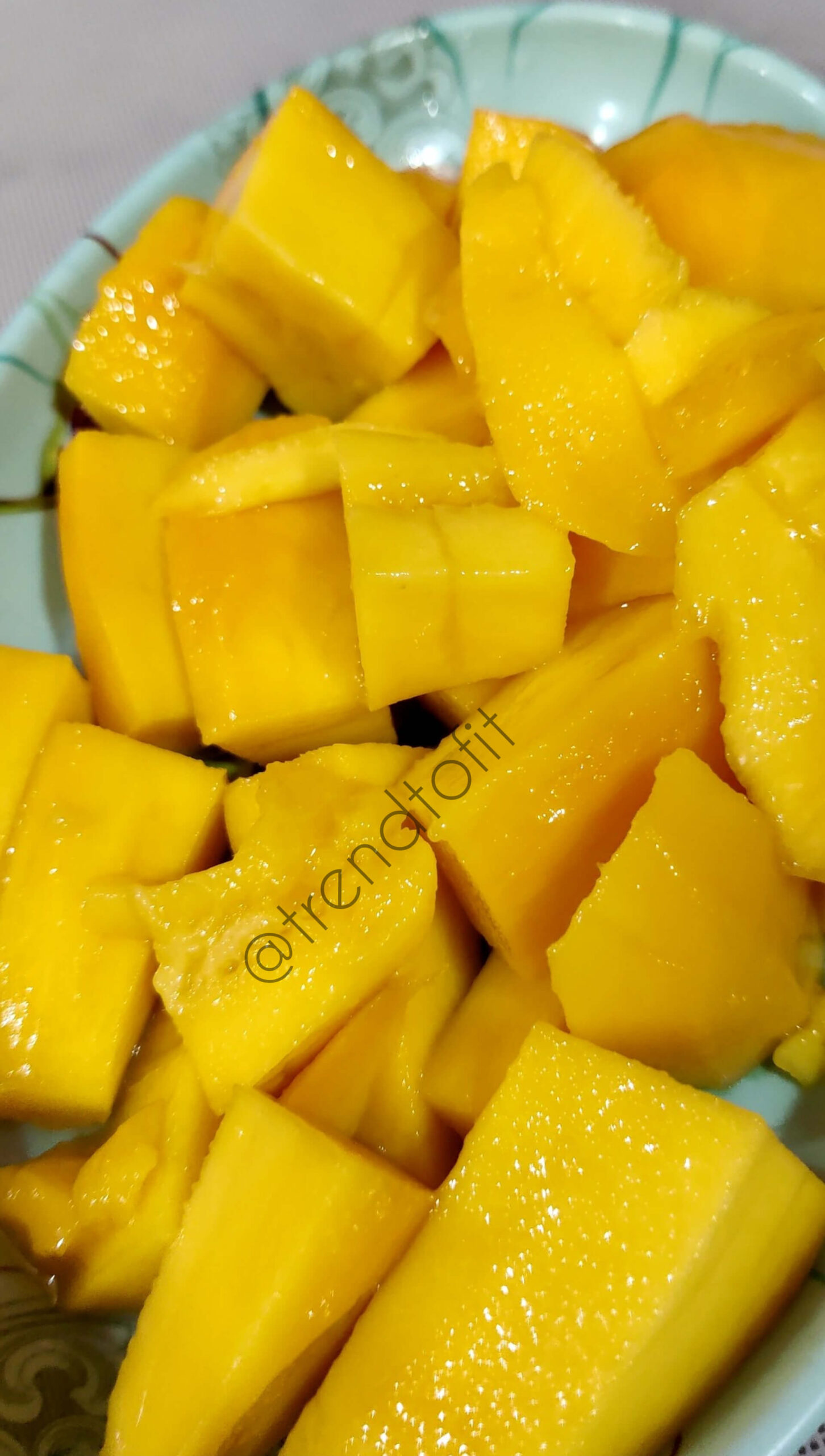 fresh ripe mango fruit pieces